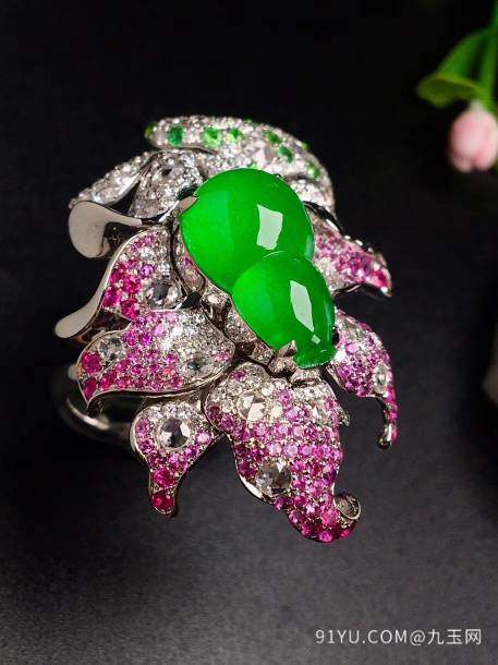 冰阳绿葫芦镶嵌霸气戒指，色阳，水润，戒指内圈17.5裸石尺寸14.5-8.5-4第2张