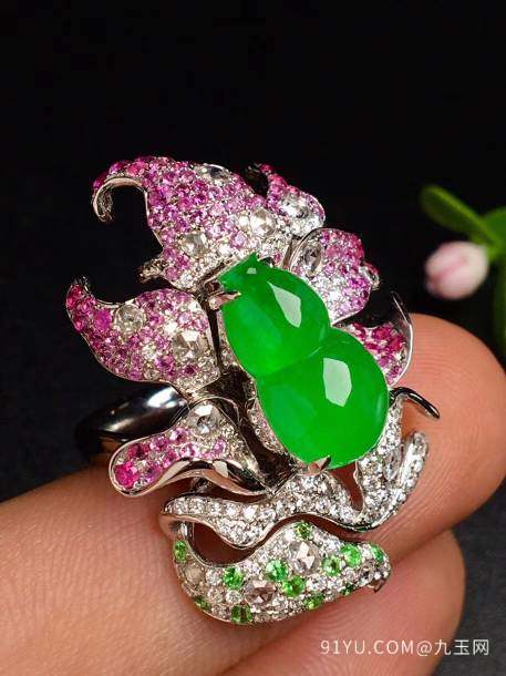 冰阳绿葫芦镶嵌霸气戒指，色阳，水润，戒指内圈17.5裸石尺寸14.5-8.5-4