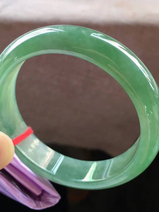 冰油绿正圈翡翠手镯，完美，种老水足，尺寸56.5/14/8mm，结缘