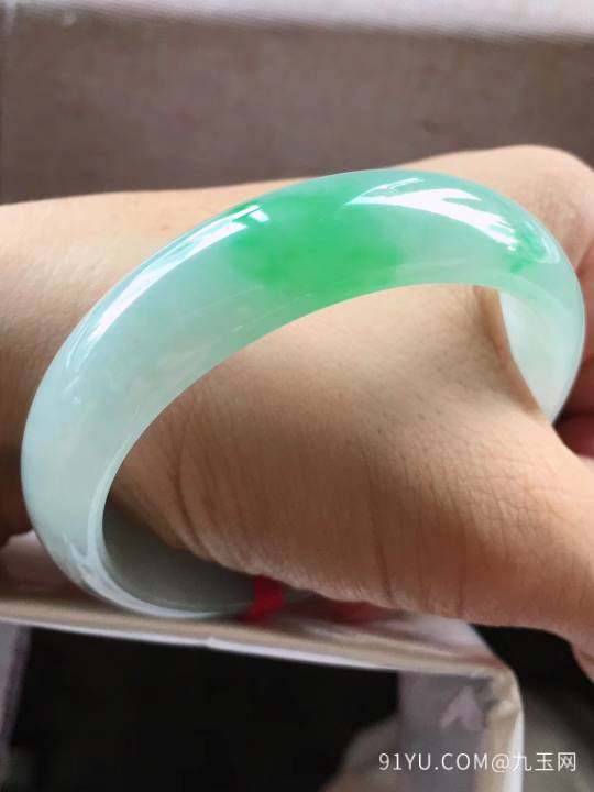 冰飘绿正圈翡翠手镯，完美，种老水足，色阳，尺寸55/14/7mm，结缘