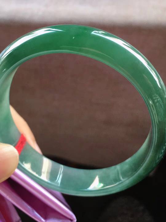 冰油绿正圈翡翠手镯，完美，种老水足，尺寸58.5/13.8/7.5mm，结缘