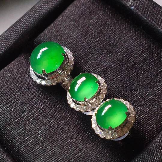 套，冰阳绿戒指➕耳钉套装。完美。水头足，尺寸戒指8/4、耳钉6.4/5.6/3