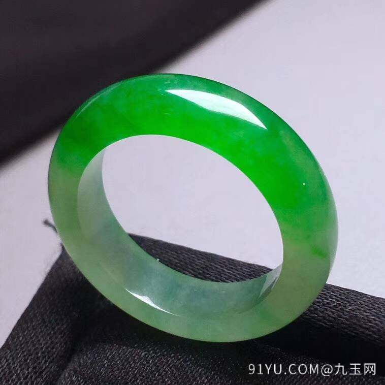 A068。高冰阳​绿‌戒指​，种‎老通‌透，完​美。特惠‌