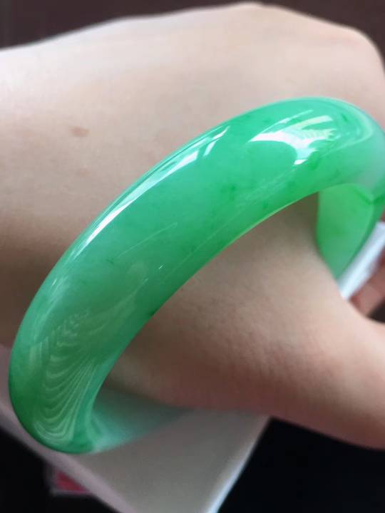 冰满绿正圈翡翠手镯，完美，种老水足，色阳，尺寸54/13.5/8.5mm，结缘价开