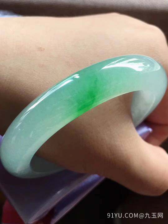 冰飘绿正圈翡翠手镯，完美，种老起光，色阳，尺寸54/12/8.8mm，结缘