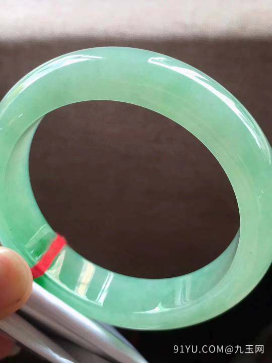 冰飘绿正圈翡翠手镯，完美，种老水足，色阳，尺寸55.5/14.5/9mm，结缘