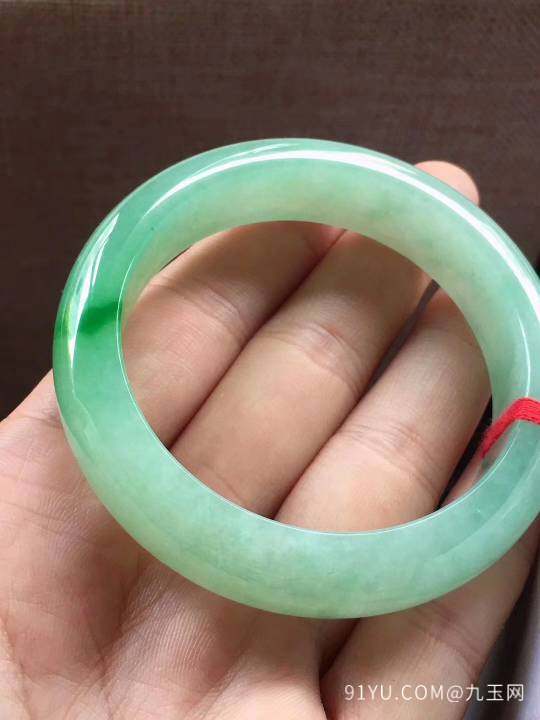 冰飘绿正圈翡翠手镯，完美，种老水足，色阳，尺寸55.5/14.5/9mm，结缘