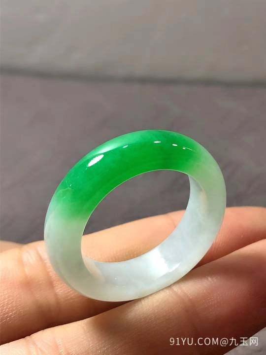 翡翠指环，色辣绿，老种，水润冰透，完美荧光，清新，精品，圈口：19.8mm，尺寸：28.6/6.5/4.6mm，[太阳][太阳����