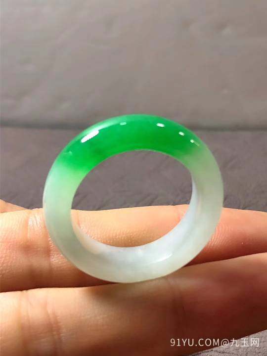 翡翠指环，色辣绿，老种，水润冰透，完美荧光，清新，精品，圈口：19.8mm，尺寸：28.6/6.5/4.6mm，[太阳][太阳����
