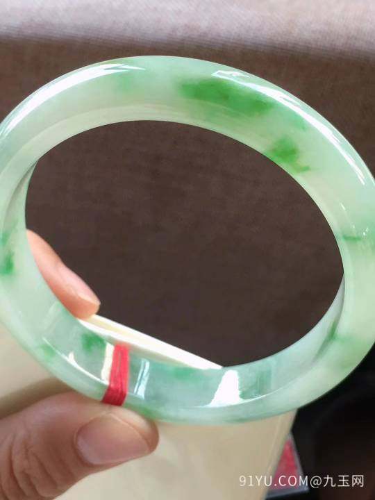 冰飘绿大圈口正圈翡翠手镯，完美，种老水足，色阳，尺寸61.5/12.2/8mm，结缘