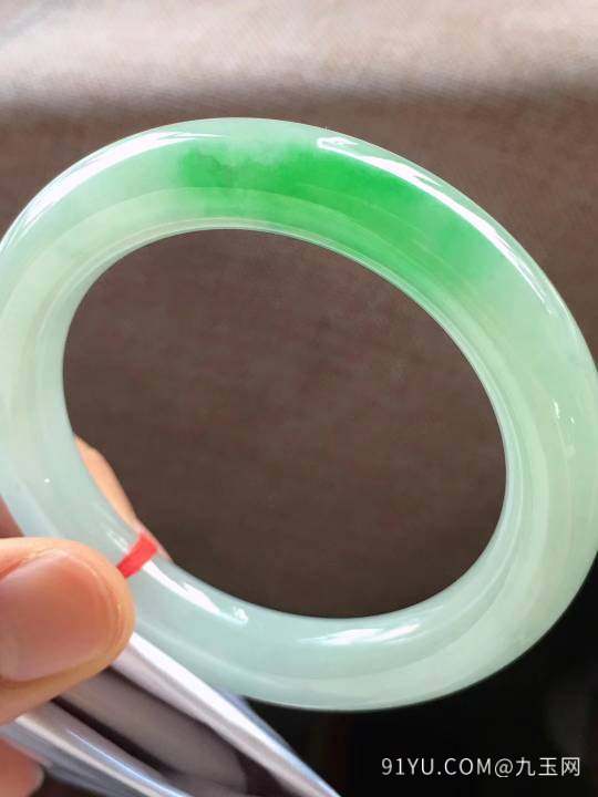冰飘绿圆条翡翠手镯，完美，种老水足，色阳，尺寸53/11/11mm，结缘
