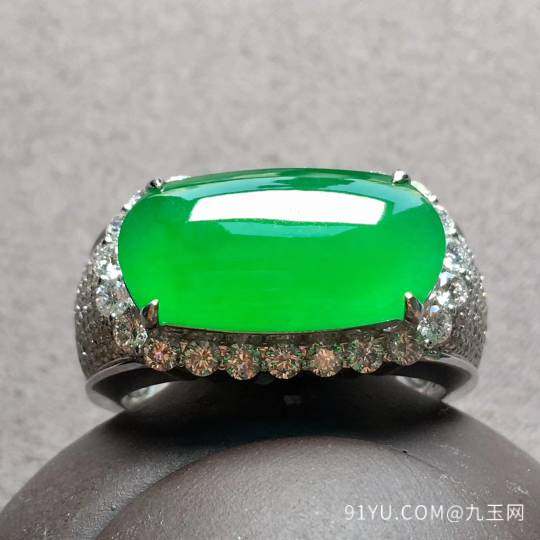 ❤️。高冰种阳绿马鞍戒指，色标，收藏级大马鞍，种色1流，饱满大气上档次，高品质，裸石：18-9.3-4.5mm。完美