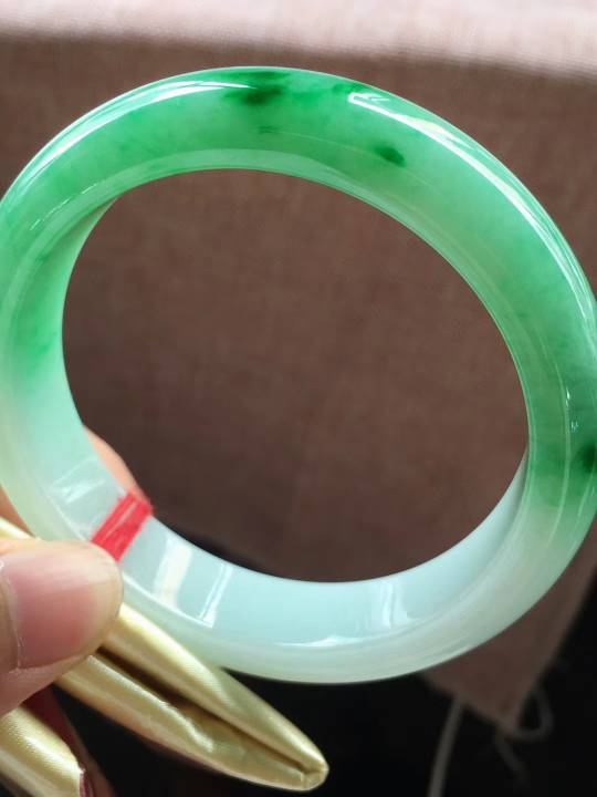 飘绿正圈翡翠手镯，完美，种老料细，色阳，尺寸56.5/14/8.2mm，结缘