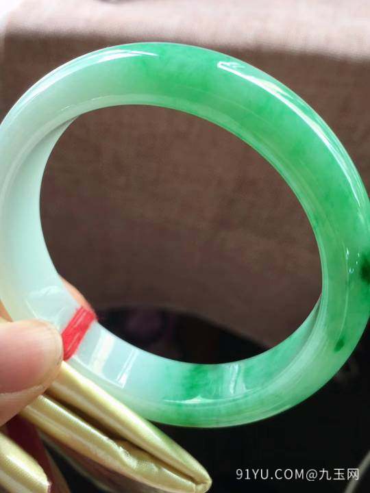 飘绿正圈翡翠手镯，完美，种老料细，色阳，尺寸56.5/14/8.2mm，结缘