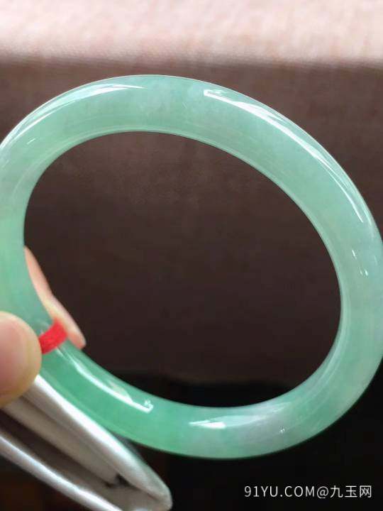 果绿正圈翡翠手镯，完美，种老水足，色阳，尺寸56/10.2/7.5mm，结缘