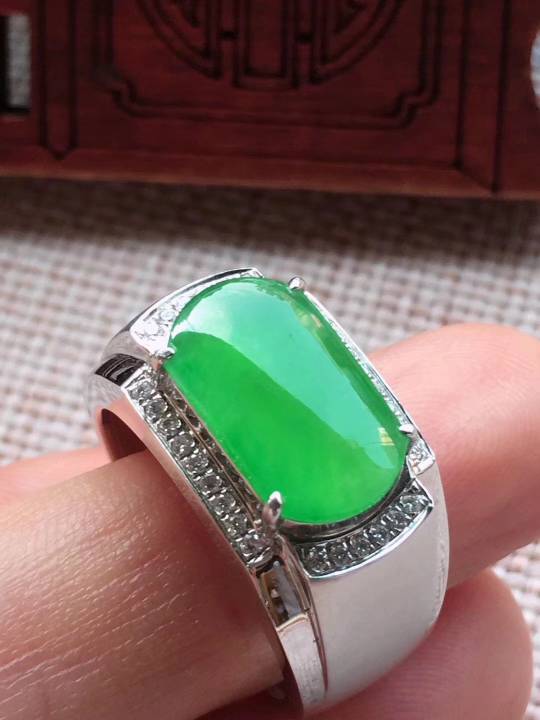 天然翡翠，满绿戒指，种好色辣，18k金加钻石镶嵌，裸石尺寸：14.1-8.1-7（厚度含金����