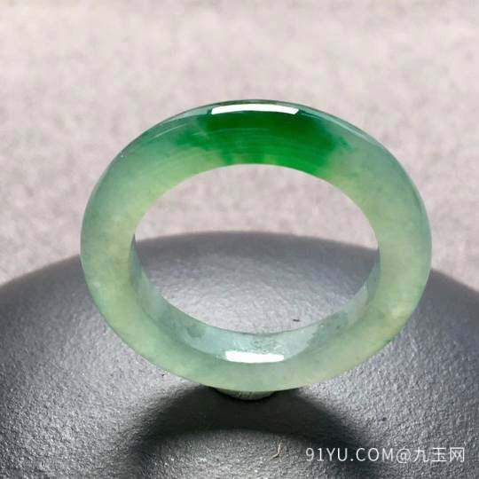 ❤️。冰种飘绿指环，玉质细腻水润，超性价比，裸石：4.3-3.9mm。圈口:15。完美