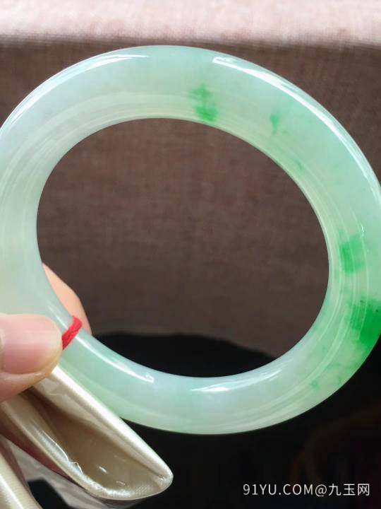 冰飘绿圆条翡翠手镯，完美，种老水足，色阳，尺寸59.5/12/12mm，结缘