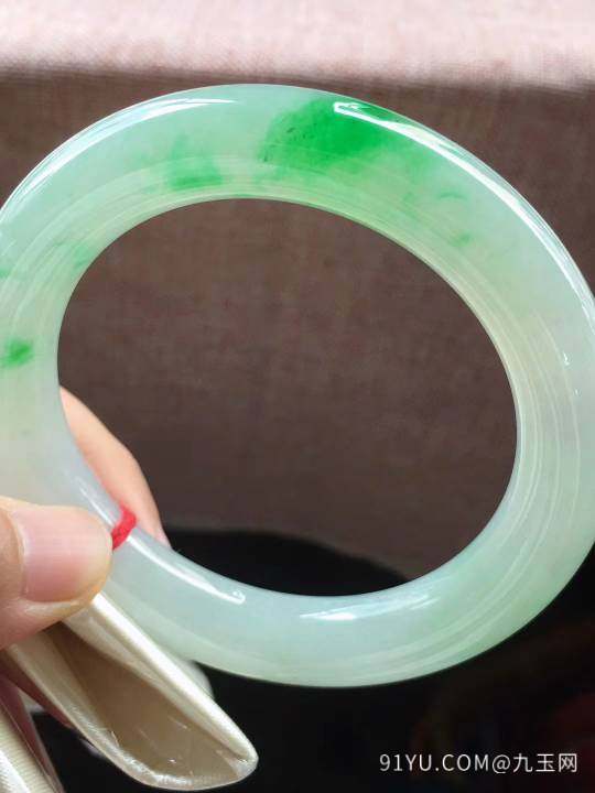 冰飘绿圆条翡翠手镯，完美，种老水足，色阳，尺寸59.5/12/12mm，结缘