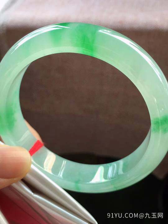 冰飘绿正圈翡翠手镯，完美，种老色阳，起光，尺寸56.5/13.2/8.5mm，开