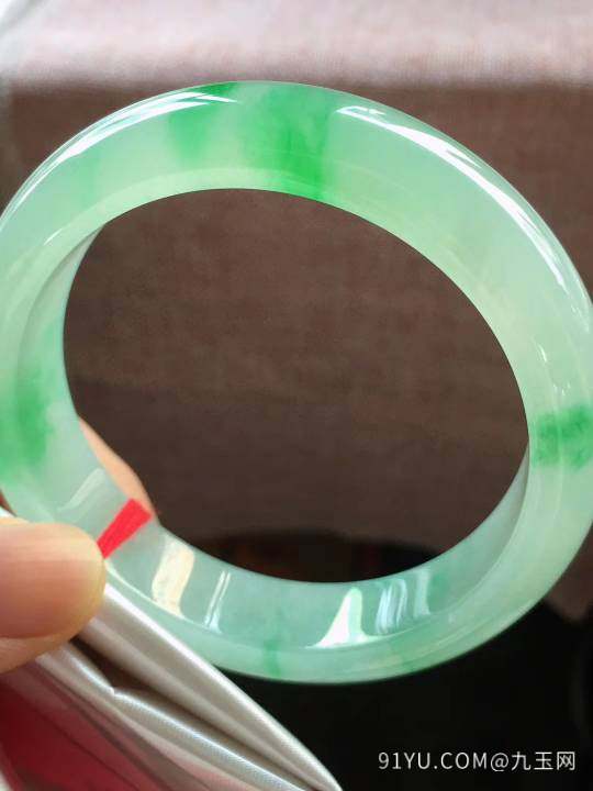 冰飘绿正圈翡翠手镯，完美，种老色阳，起光，尺寸56.5/13.2/8.5mm，开