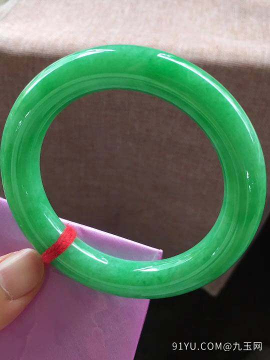 满绿圆条翡翠手镯，完美，种老料细，色阳，尺寸54.5/11.8/11.8mm，结缘价开