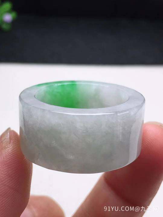 翡翠【冰绿扳指】色辣种老，冰透起光，底细通透。尺寸：30/13.8mm。内径：22.2mm