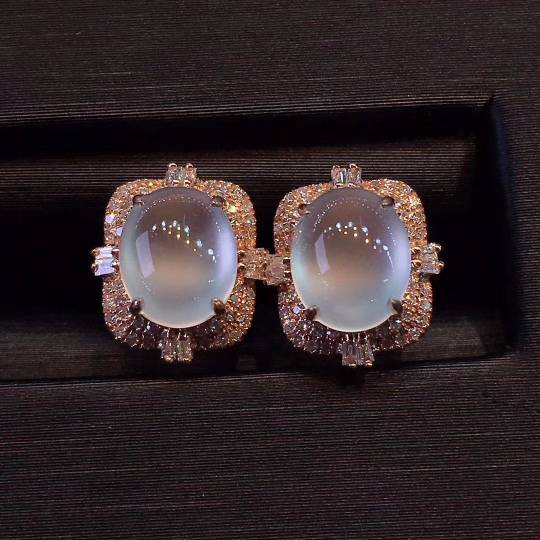 纯美玻璃种蛋面耳钉，纯净，荧光4射，完美，18k金镶嵌钻石，[爱心