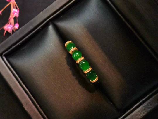 “做喜欢的珠宝 做最用心的人”
品质绿排戒 翠色极美 粒粒精品
佩戴高雅灵气

超值不议����